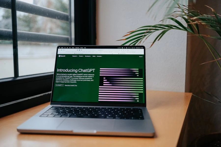 Laptop z interfejsem narzędzia sztucznej inteligencji